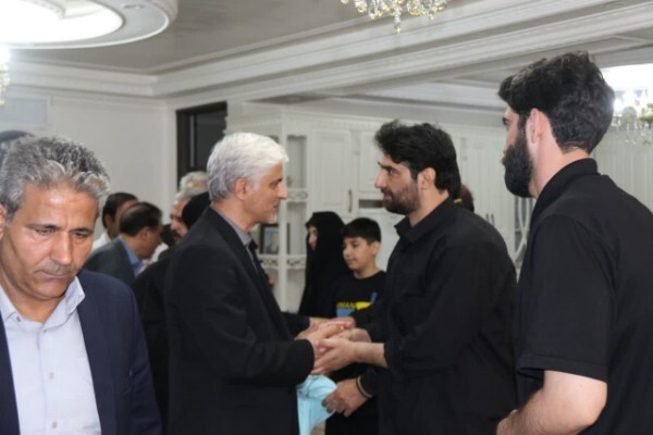 دیدار معاون عمرانی استاندار لرستان با خانواده شهید الیاسی + عکس