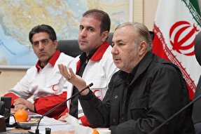 امدادگران بی‌ادعا و عاشقانه در کنار مردم ایستاده‌اند