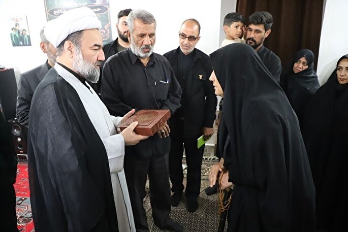 عکس | دیدار امام جمعه زاهدان با دو خانواده شهید جنگ رمضان