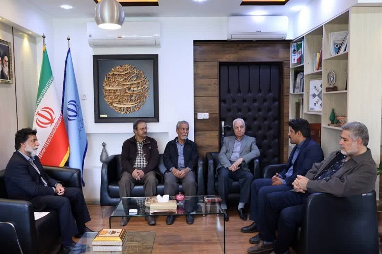 نشست هنرمندان صنایع دستی با مدیرکل میراث فرهنگی فارس