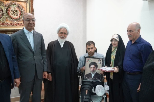 دیدار امام جمعه و استاندار با جانباز دهه هشتادی دیدار امام جمعه و استاندار با جانباز دهه هشتادی