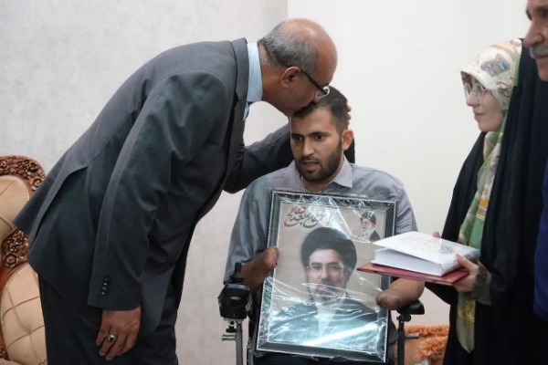 دیدار امام جمعه و استاندار با جانباز دهه هشتادی دیدار امام جمعه و استاندار با جانباز دهه هشتادی