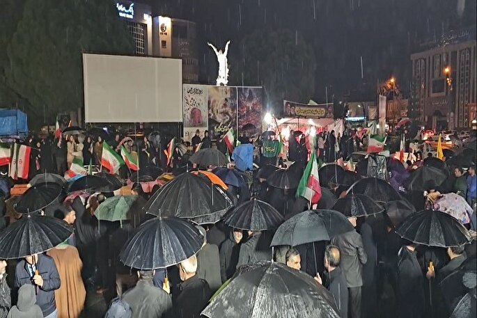 فیلم | چهل‌وسومین شب حضور حماسی مردم سنندج زیر باران