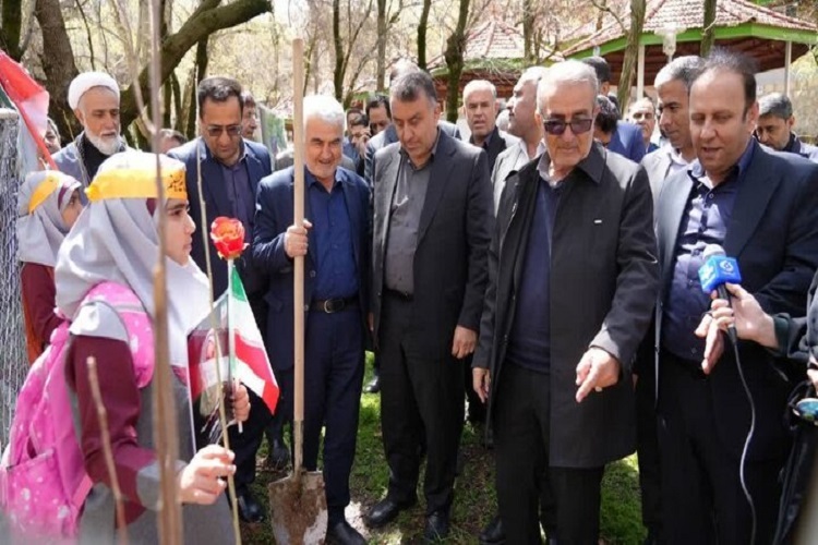 آئین درختکاری شهدای مدرسه میناب با حضور مسئولان استان آئین درختکاری شهدای مدرسه میناب با حضور مسئولان استان