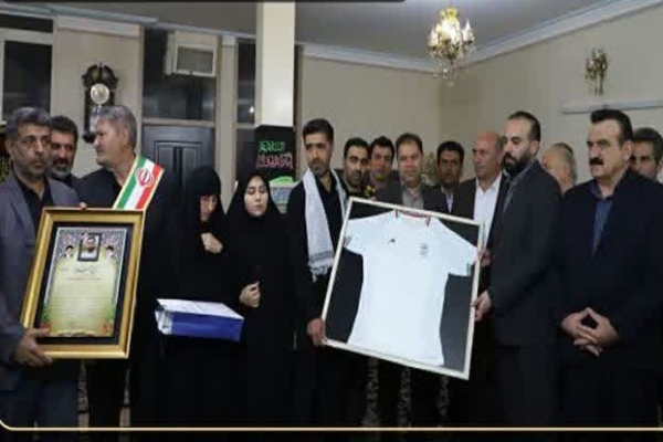 دیدار فرماندار خرم‌آباد یا خانواده شهید جنگ رمضان