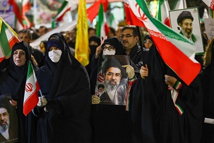 فیلم | قاب‌هایی از پرچم‌داری شبانه مردم تبریز در میدان ساعت