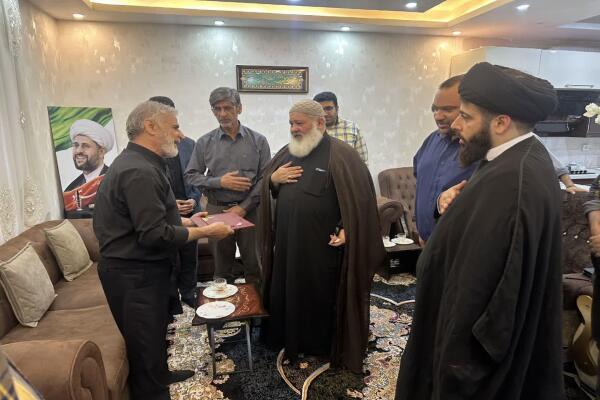 دیدار جمعی از اهالی فرهنگ و هنر با خانواده شهید هادی استاد 