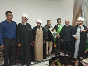 کاروان هیئات مذهبی بندرعباس با خانواده سه شهید در بخش احمدی دیدار کرد