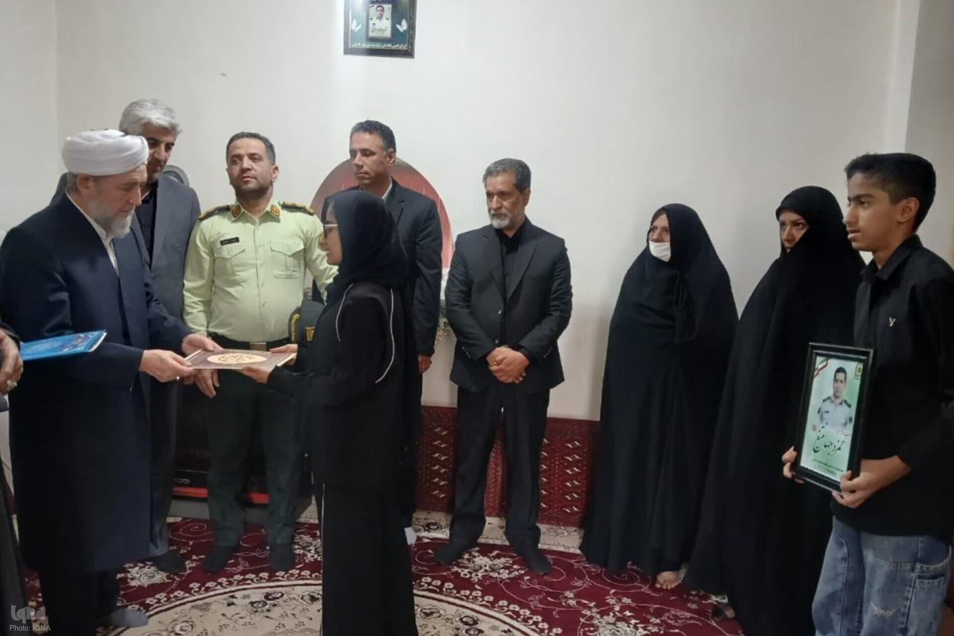 دیدار حاج آخوند کمال غراوی نماینده مجلس خبرگان با خانواده شهید جنگ رمضان