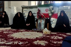 اهدای پرچم جلسات خانگی قرآن به خانواده دانشمند شهید علی فولادوند