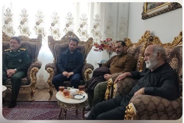 فرمانده سپاه پلدشت با خانواده شهید رحیمی دیدار کرد