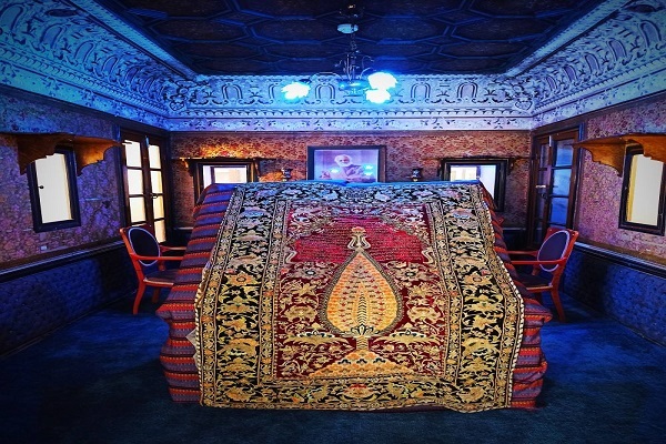 نگهداری از پرده دوره قاجار حرم حضرت معصومه(س) در موزه ملی ملک