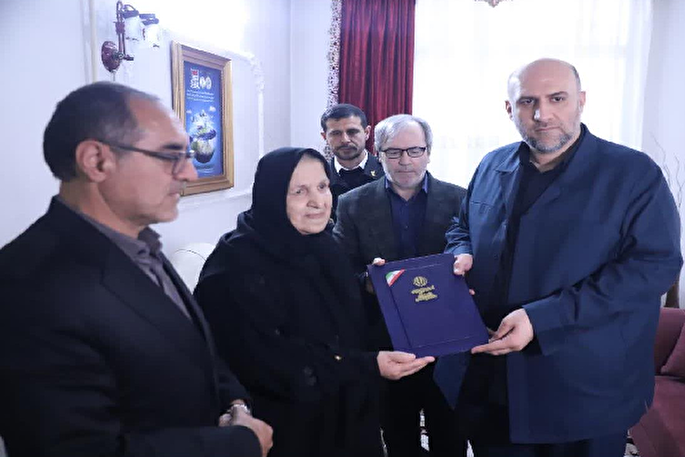 دیدار معاون استاندار با خانواده شهید ناو دنا همزمان با روز ارتش + فیلم