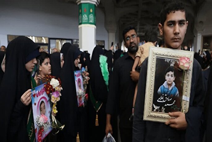 اجتماع دختران ایران به یاد شهدای میناب در حرم بانوی کرامت + فیلم