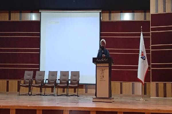 حجت الاسلام محمد کریمی مدیر ستاد اقامه نماز چهارمحال و بختیاری در جلسه دبیران ستاد اقامه نماز