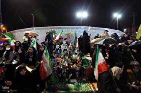 بیست و پنجمین شب حضور حماسی مردم در میدان انقلاب