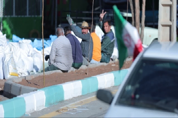کارگرانِ خسته اما امیدوار
