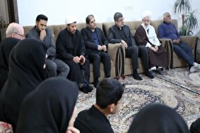 استاندار یزد با خانواده شهید «علیرضا دهقانی سانیج» دیدار کرد