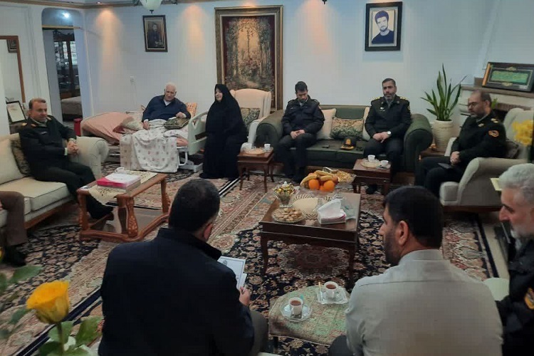 دیدار فرمانده انتظامی با خانواده شهدا دیدار فرمانده انتظامی با خانواده شهدا