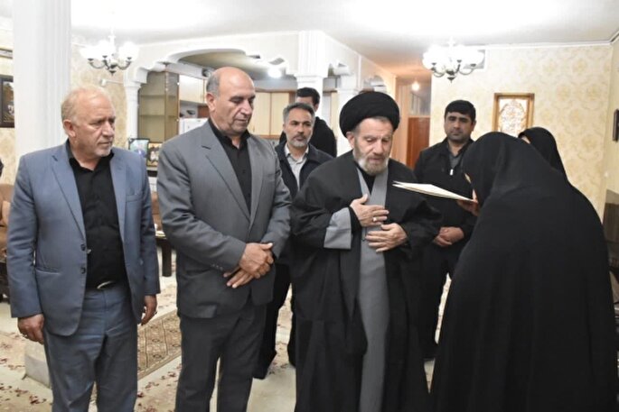 عکس | دیدار جمعی از مسئولان لرستان با خانواده‌های شهدای جنگ رمضان