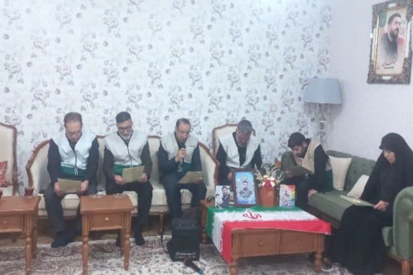 اهدا پرچم جلسات خانگی قرآن به خانواده شهید محمد محمدی زرین‌چقا
