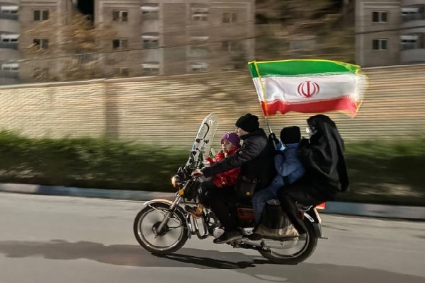 خانواده ایرانی زیر پرچم وطن