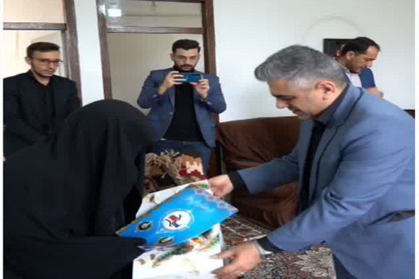 مسئول سازمان بسیج دانشجویی سپاه شهدای آذربایجان‌غربی با خانواده شهید محمدرضا عبدالی دیدار کرد.