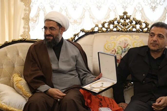 دو سرویس طلا به ستاد پشتیبانی دفاع مقدس اهدا شد