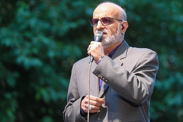 ارسالی//// محمد معتمدی: کتاب تاریخ امروز ایران را باید بلند صدا بزنیم