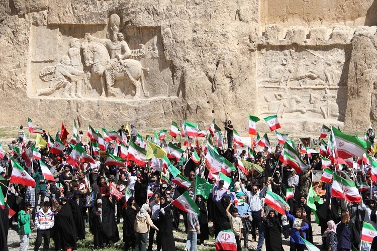 تجمع مردمی در نقش رستم، شیراز