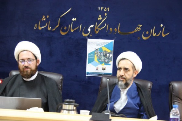حجت الاسلام وحید ترکاشوند معاون دفتر نهاد مقام معظم رهبری در دانشگاه رازی و حجت‌الاسلام مهدی برزگر مدرس دانشگاه