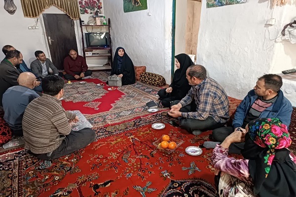 دیدار مشاور استاندار سمنان با خانواده دارای سه معلول و بازدید از مرکز بهداشت رضوان