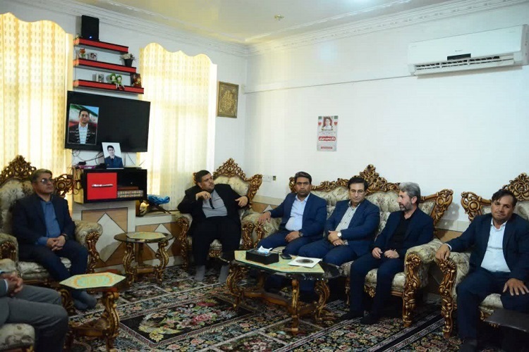 دیدار مدیرکل امور روستایی و شوراهای استانداری فارس با خانواده یکی از شهدای ناو دنا، کوهچنار