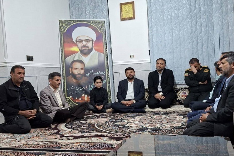دیدار مدیرکل سیاسی استانداری فارس با خانواده شهید قاسمی، اقلید