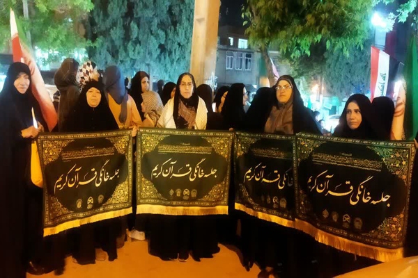 اهدا پرچم جلسات خانگی به خادمان عراقی مستقر در موکب شهدای منای خرم‌آباد