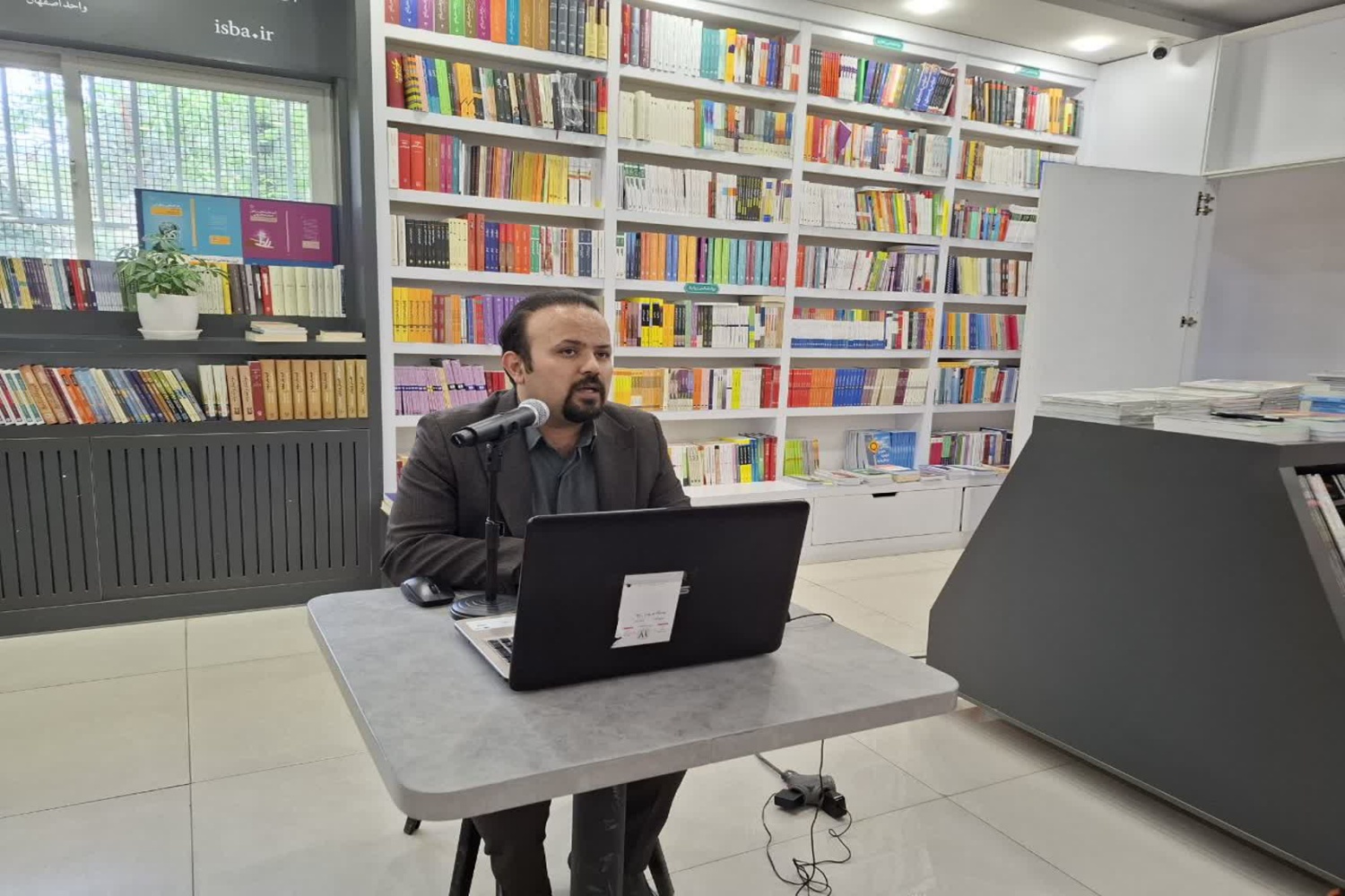 سومین نشست «زیستن در زمانه پرهیاهو»
