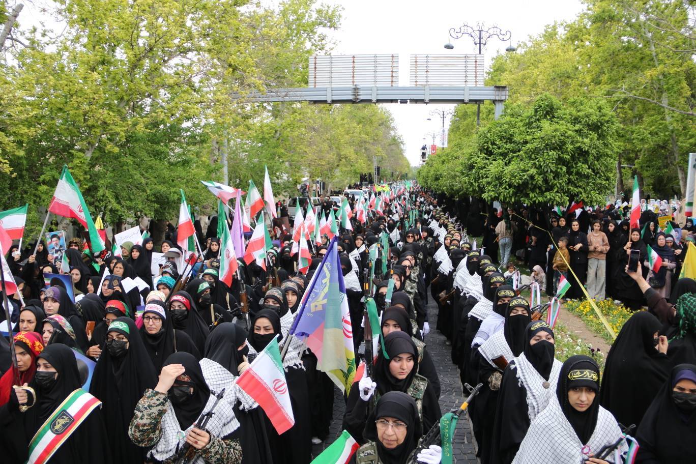 خروش دختران «قائد شهید» در قلب شیراز