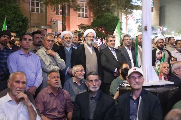 دیدار صمیمانه نماینده رهبر معظم انقلاب در سمنان با مردم در حاشیه «شب‌های اقتدار»
