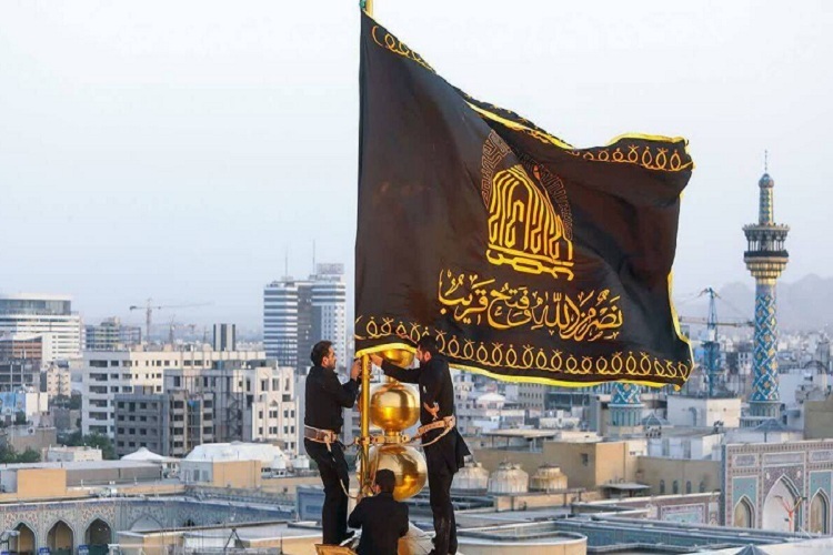 پرچم گنبد منور رضوی در روز زیارتی مخصوص حضرت سیاه‌پوش می‌شود