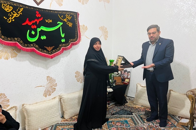 دیدار رئیس جهاددانشگاهی فارس با خانواده شهید جنگ رمضان، لامرد