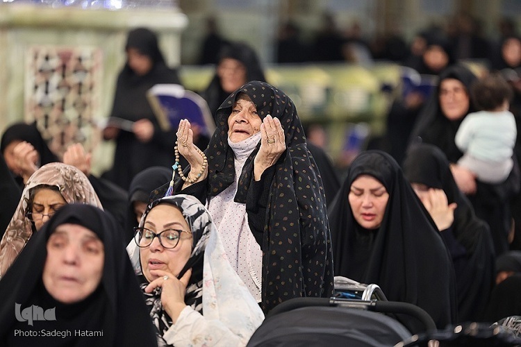 زیارت در حرم رضوی