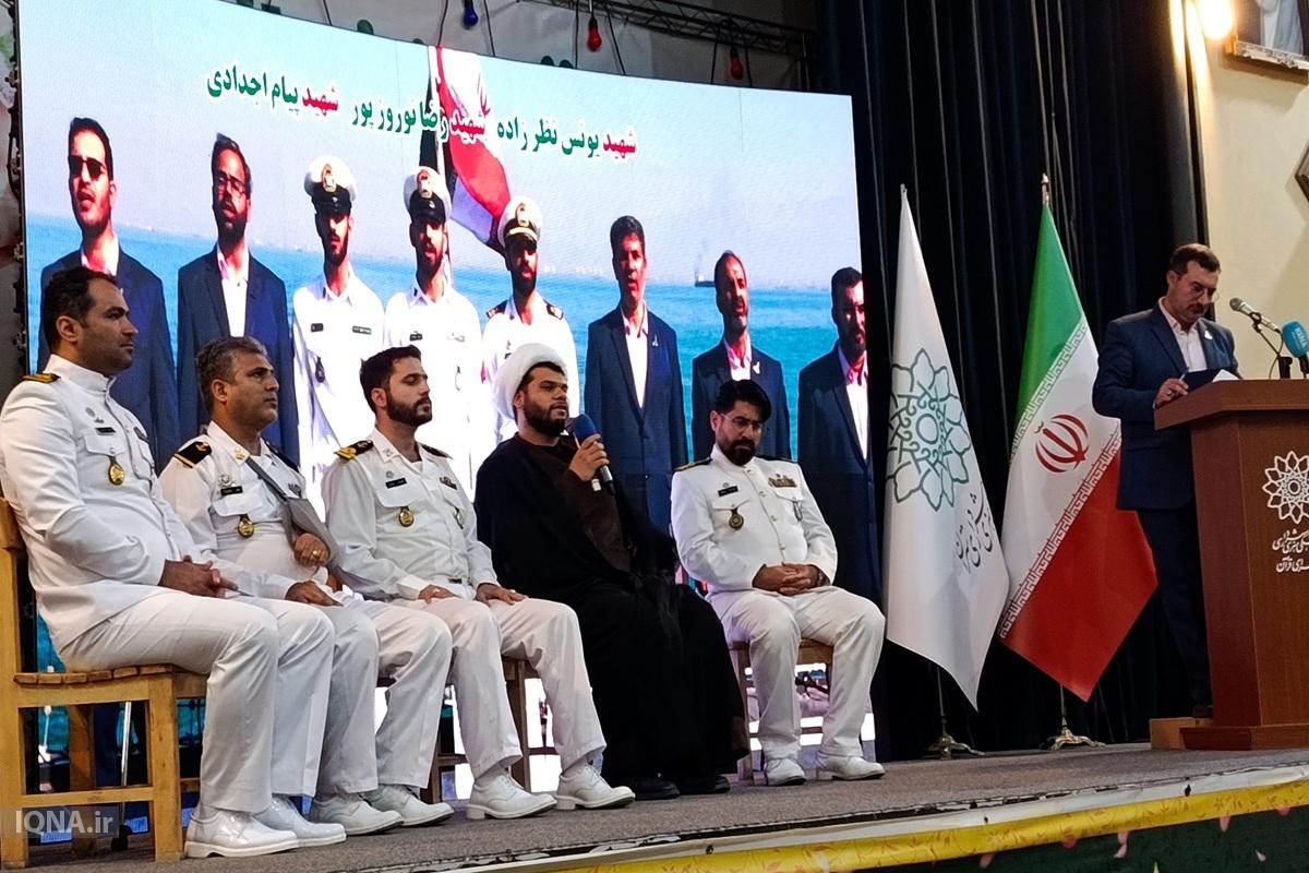 تجلیل جامعه قرآنی از بازماندگان و شهدای ناوشکن قهرمان دنا