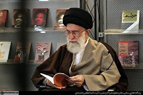 فیلم | آخرین حضور رهبر شهید انقلاب در نمایشگاه کتاب