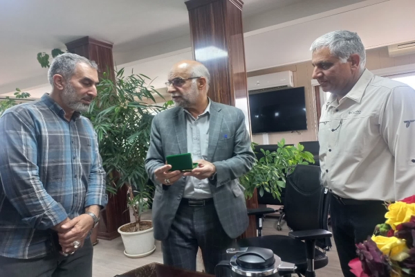 تجلیل شورای عالی قرآن لرستان از مدیر کشت و صنعت استان به پاس حمایت از فعالیت‌های قرآنی