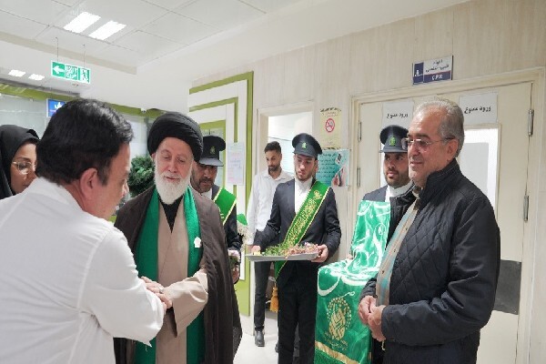 عکس | تکریم کادر درمانی بیمارستان شهدای قم توسط سفیران کریمه