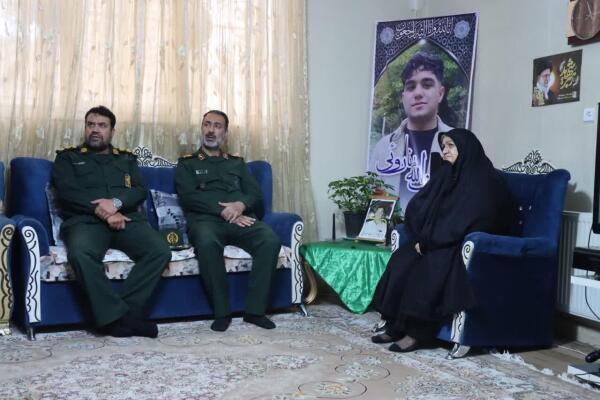 دیدار فرمانده سپاه روح‌الله استان مرکزی با خانواده‌های شهدا در شهرستان زرندیه