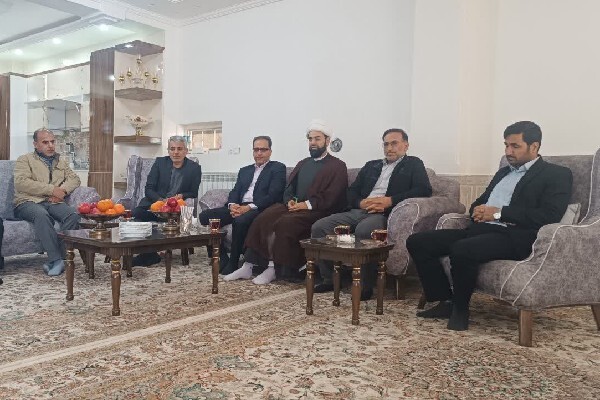 دیدار مسئولین شهرستان چگنی با خانواده شهید احمد میرزاوند
