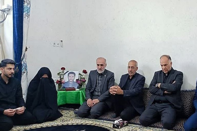 تکریم خانواده شهدای جنگ تحمیلی سوم دستگاه قضایی در لارستان