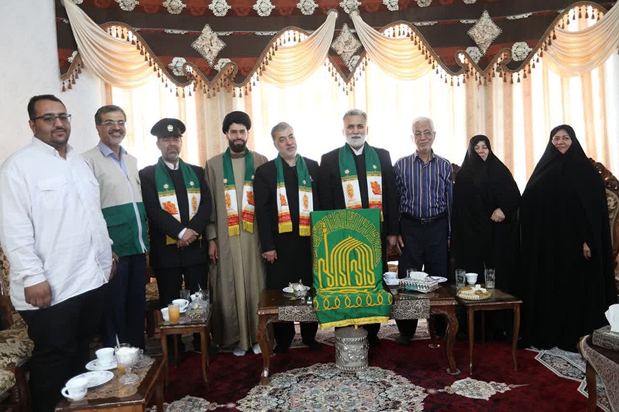 دیدار خدام رضوی با خانواده شهید مطلبیزاده در یزد دیدار خدام رضوی با خانواده شهید مطلبیزاده در یزد