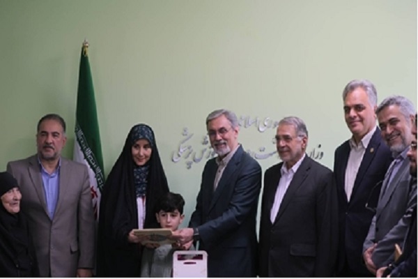 تجلیل وزارت بهداشت از پرستار فداکار بیمارستان خاتم‌الانبیاء(ص)